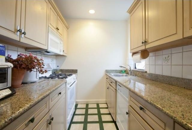 3 bedroom Co-op For Sale: Pelham, New.. - 2