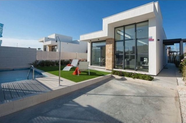 3 Bedrooms - Villa - Alicante - For Sale
