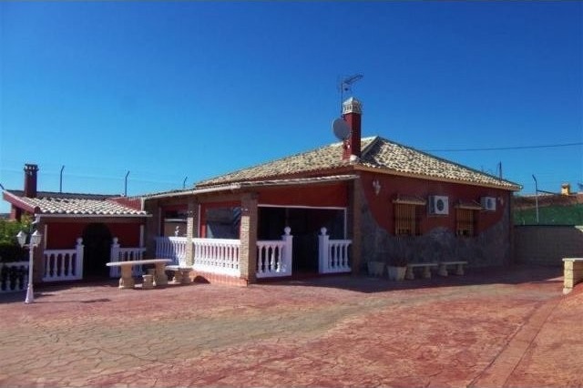 Villa - Spacious 3 bedroom, 1 bathroom..