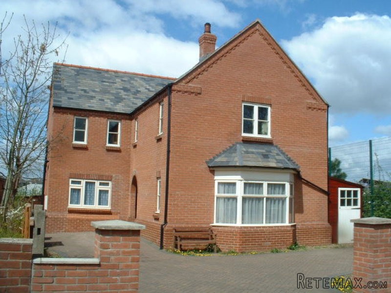 6 bedroom detached house/guest house