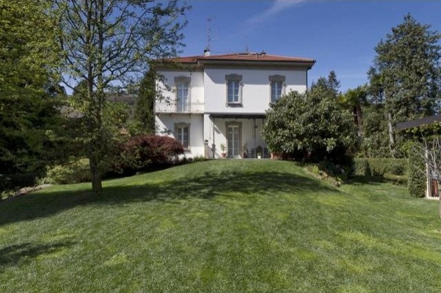 5 bedroom Villa For Sale: Lesa, IT