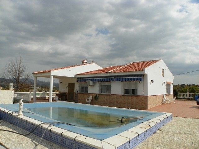 Villa - Excellent finca located only..