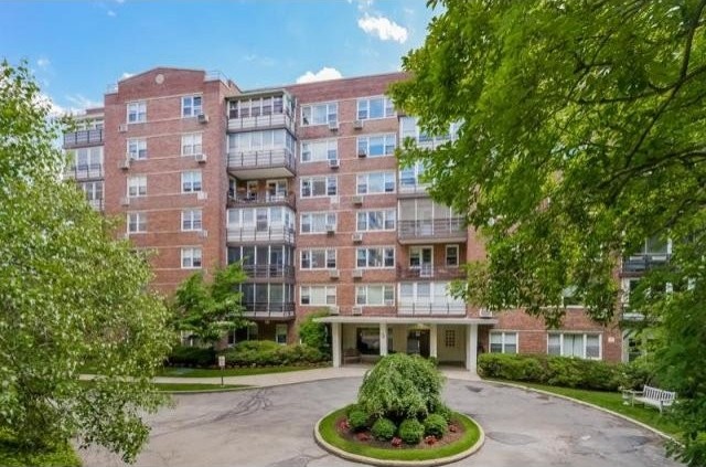 3 bedroom Co-op For Sale: Larchmont..