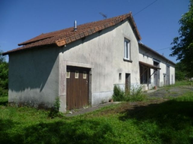 EC0279al Farmhouse, 2 Barns,1.3 Acres.. - 2