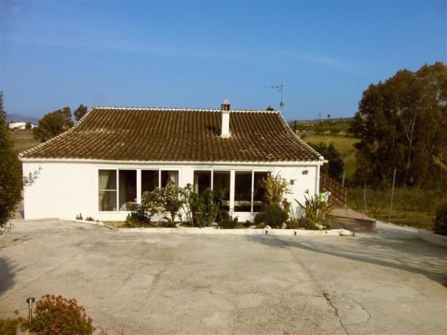 Villa - Spacious 3 bedroom, 2 bathroom..