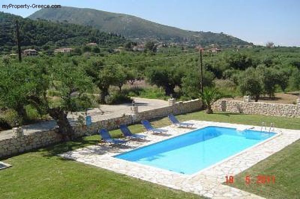 Pretty stone villa with pool on..