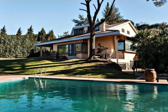 5 Bedrooms - Villa - For Sale