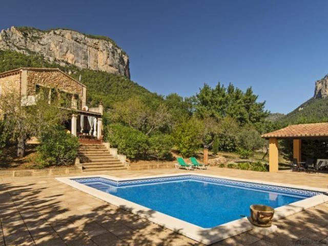 Majorcan country home with superb 360º..