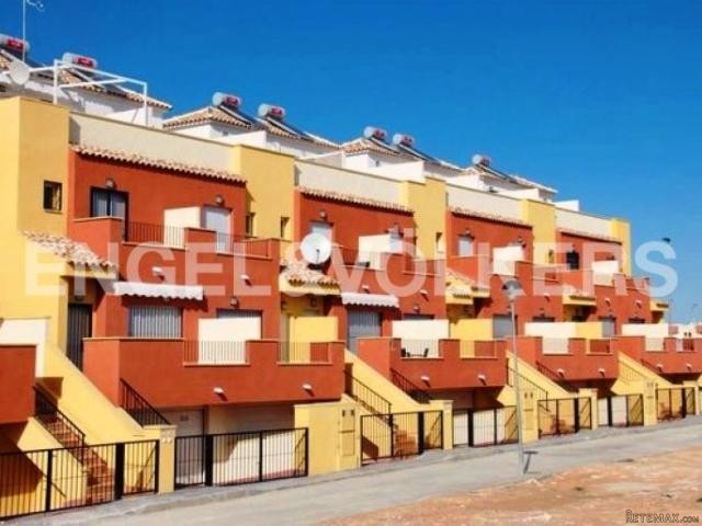 Beautiful complex close to all amenities