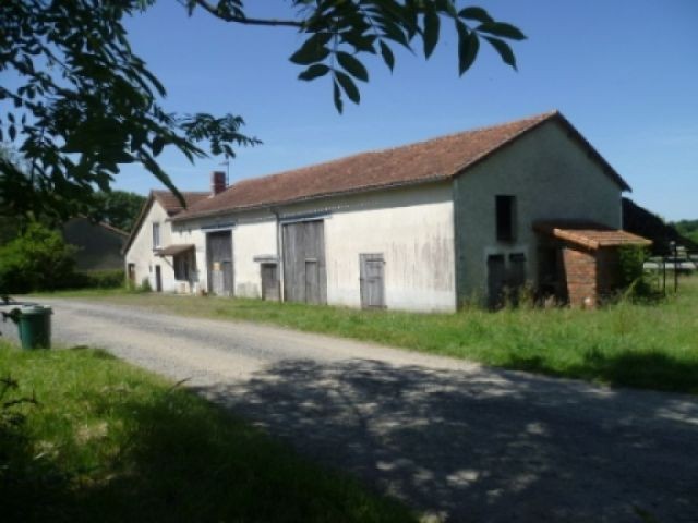 EC0279al Farmhouse, 2 Barns,1.3 Acres..