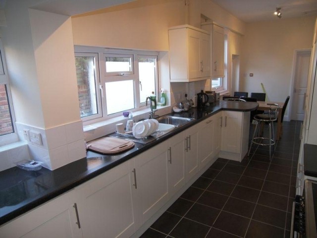 ROOM TO LET IN WELLINGTON - ALL BILLS.. - 2