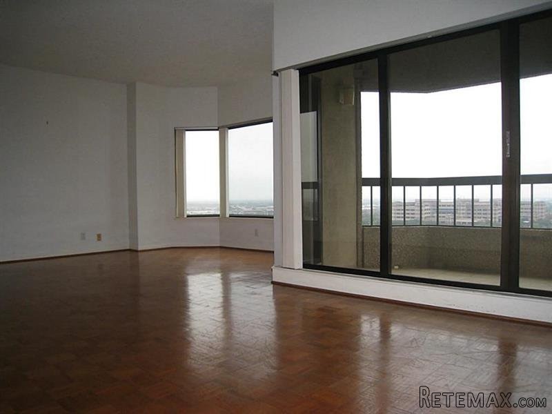 2 bedroom Flat For Sale: 2001 Holcombe..