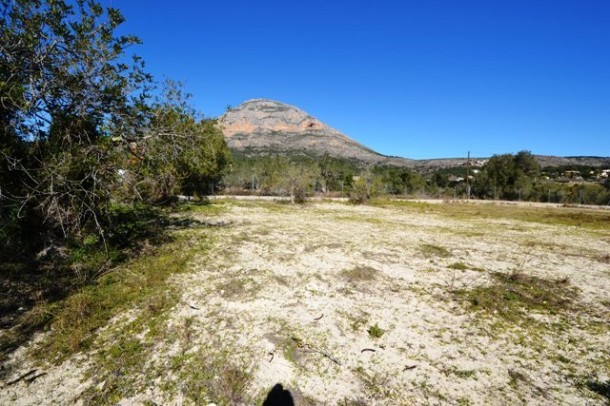 A flat 3000sqm plot located only..