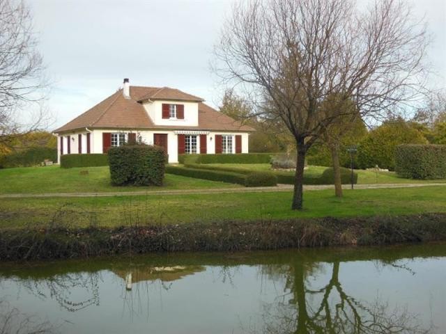 4 bedroom House For Sale: 79270 AU SUD..