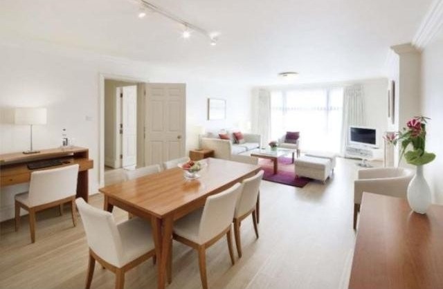 3 bed flat to rent in Brick Street..