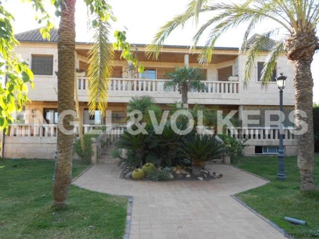 SPLENDID HOUSE WITH PLOT OF 1700.. - 2