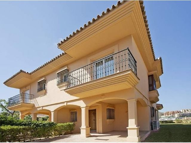 Apartment - 4 Bedrooms - 3/4 Baths..