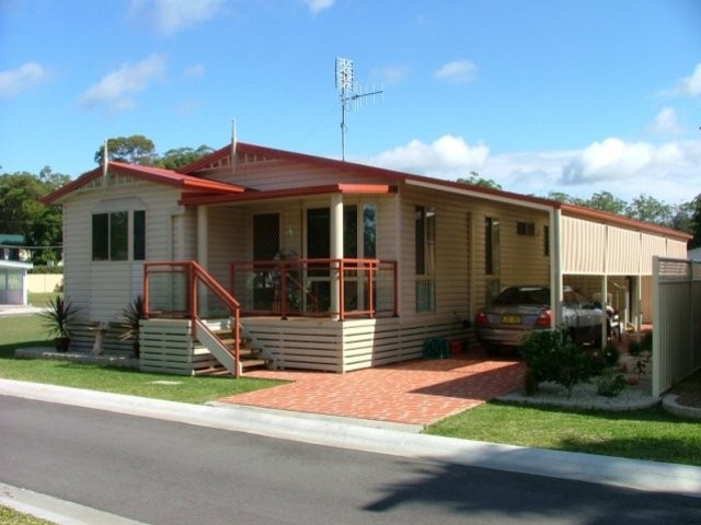 Crystal Waters Estate - Pre Loved 2..