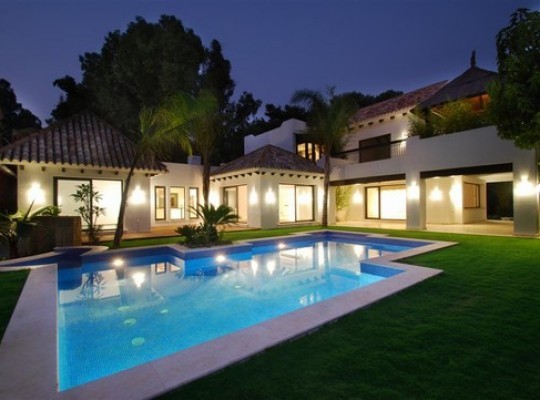 Villa for sale in Los Monteros Playa..