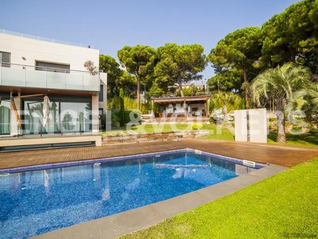 Exquisite, fully furnished and equipped