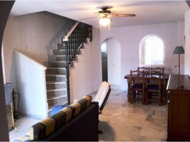 Town House - 3-storey townhouse with 2..