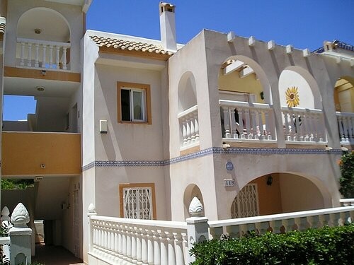 TOP FLOOR APARTMENT - 5 MINS WALK TO..