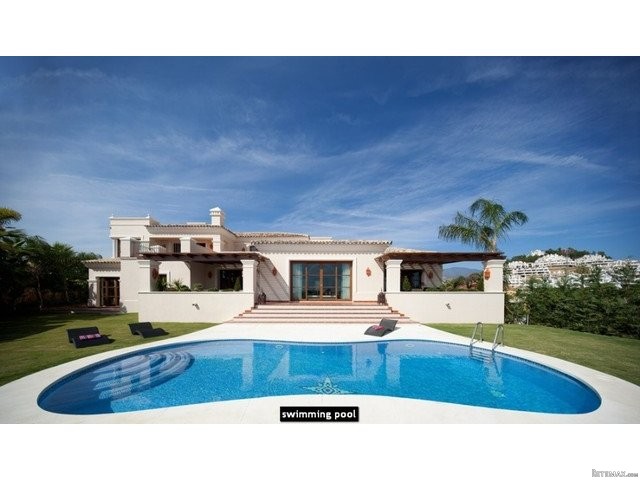 Villa for sale in Nueva Andalucia..