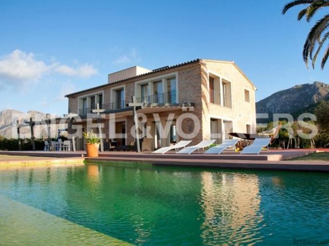 Modern country estate in a dream..