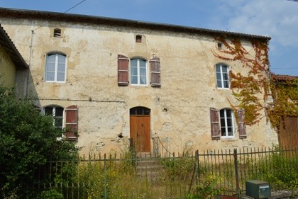 Grand Charentaise property with large..