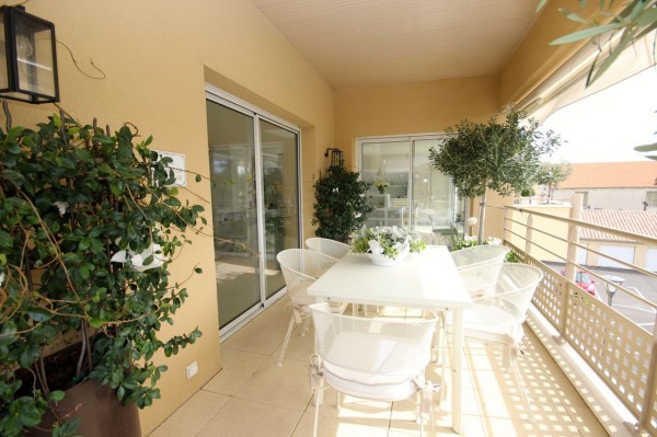 V2022 Stylish modern apartment with 2..
