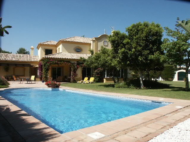 Villa - Charming beachside villa with 4..