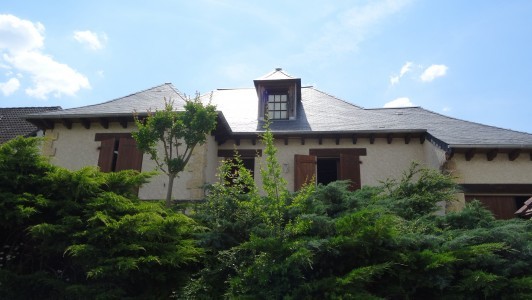 Delightful, spacious house with a pool..
