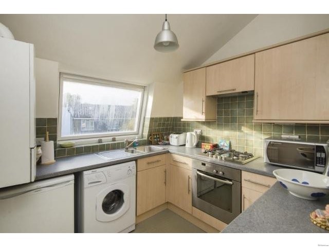 3 Bedrooms - Property - London - For.. - 2