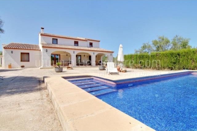 Lovely finca style villa on large plot..