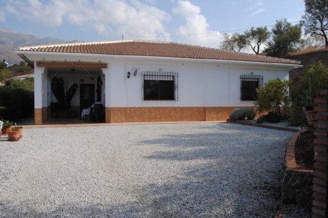 Villa for Sale in Sedella 270.000..