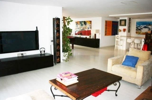 Spacious Very Sunny Fully Renovated..