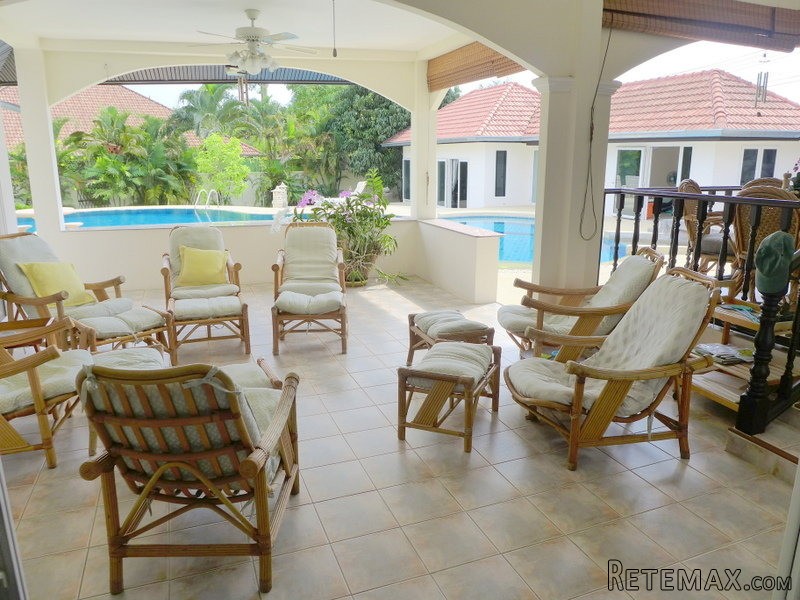 4 plus bedroom pool estate on a large.. - 2
