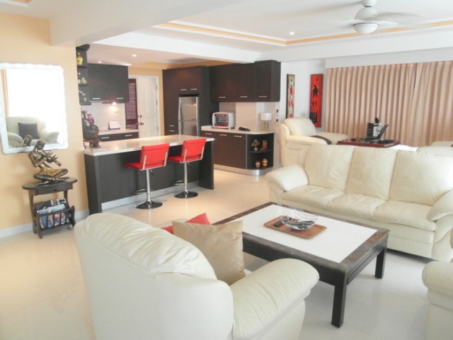 Condo Central Pattaya: large 1 bedroom..