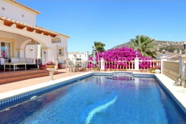 Beautifully Presented 5 Bedroom luxury..