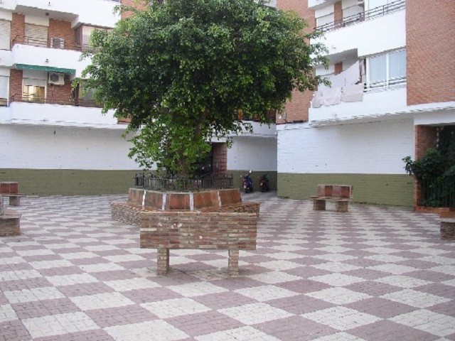 Apartment - This large 3rd floor 4..