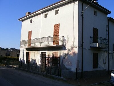 Habitable house in a fantastic location.