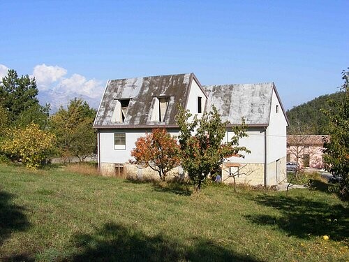 Large detached property to renovate - 2