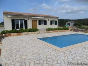 Campos, finca constructed all on ground..