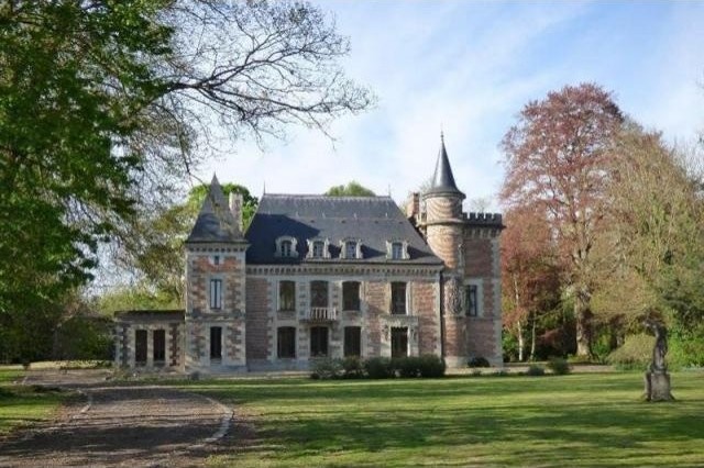 8 bedroom Castle For Sale: 02800 SAINT.. - 2