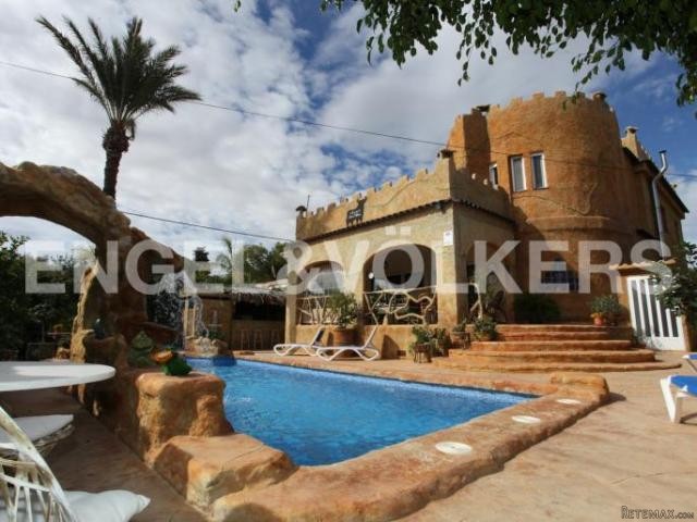 BEAUTIFUL VILLA SURROUNDS GOLF COURSE
