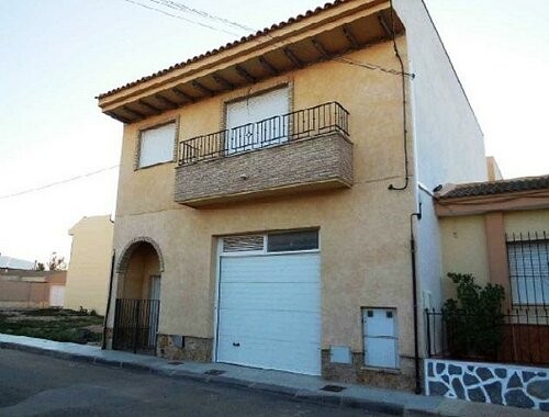 VERY SPACIOUS 3 BED TOWNHOUSE
