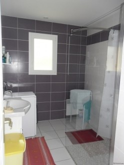 Modern one-level property with garden -.. - 2