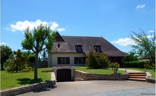 *Immaculate 5 bed-roomed house with..