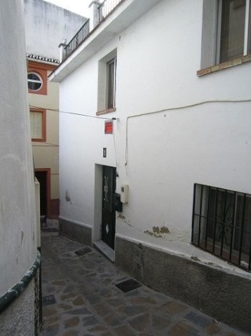 Town House - Townhouse located in a a..