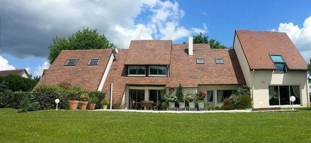 6 bedroom Character For Sale: 03200..
